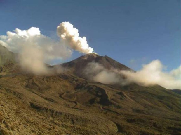 ALERTA. El volcán mantiene actividad ‘alta’. Foto: La Hora