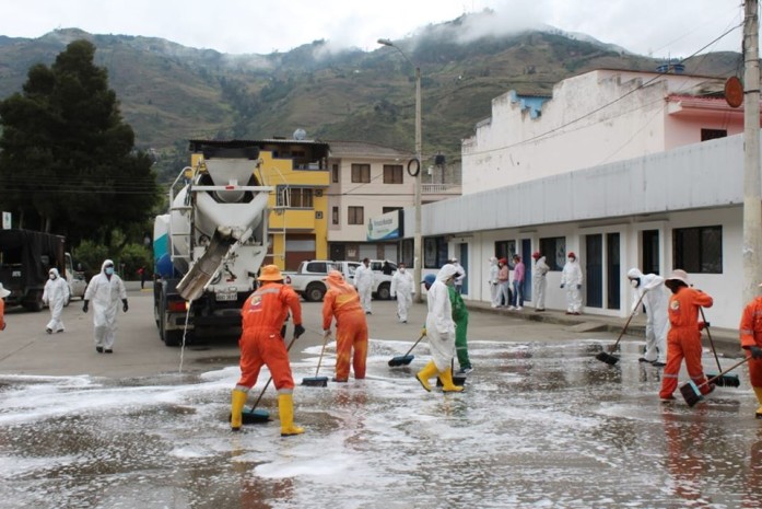 En Paute, la Municipalidad trabaja en la desinfección de lugares públicos. Foto: El Mercurio