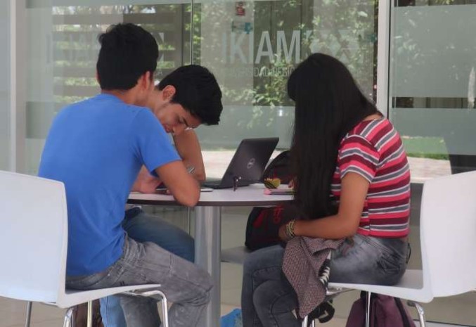 CONOCIMIENTO. Alumnos en el campus de la Universidad Ikiam, en Tena. Foto: La Hora