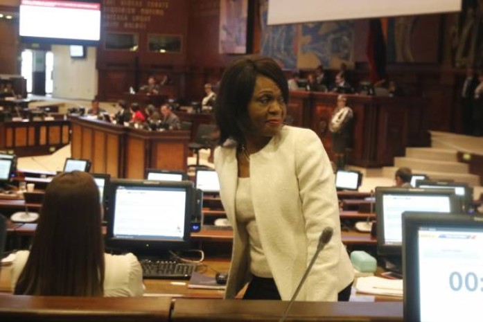 Interpelación. Al fondo, el exprocurador expone sus argumentos de defensa. En primer plano, Mae Montaño constata con desilución la falta de cuórum. Foto: Expreso