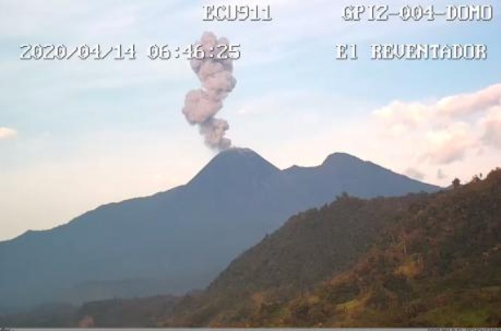 Una columna de ceniza de 600 metros de altura se registró en el volcán Reventador, informó el ECU 911. Foto: Cortesía
