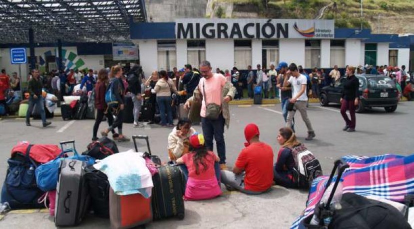Decenas de venezolanos hacen fila para entrar al Ecuador, en Rumichaca. Los viajeros llegan con maletas y mantas para protegerse del frío. Foto: EL COMERCIO Decenas de venezolanos hacen fila para entrar al Ecuador, en Rumichaca. Los viajeros llegan con maletas y mantas para protegerse del frío. Foto: EL COMERCIO
