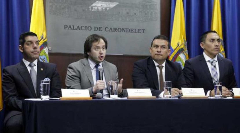 Andrés Mideros (centro), secretario de la Presidencia, informó que se reducirán gastos en USD 890 millones al año. Foto: Patricio Terán/EL COMERCIO