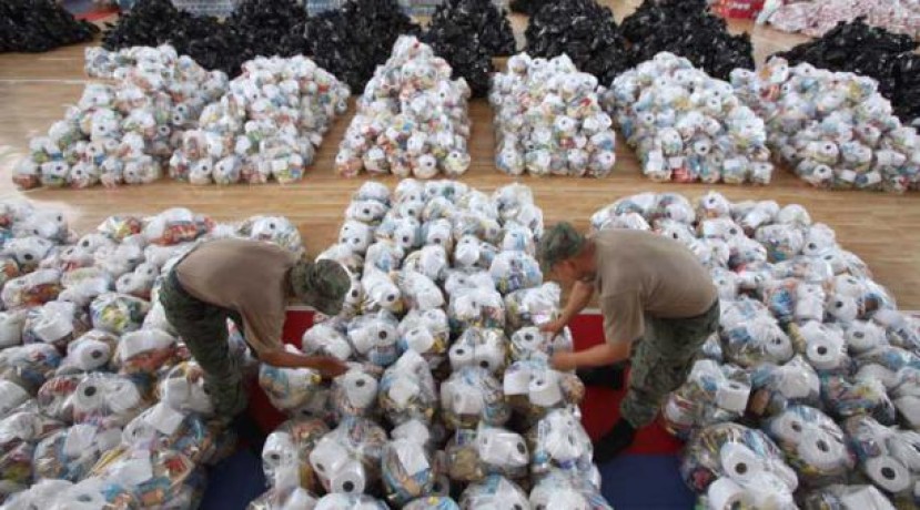 Personal de las FF.AA. asumió el control y distribución de las donaciones desde el 22 de abril del 2016. Foto: El Comercio
