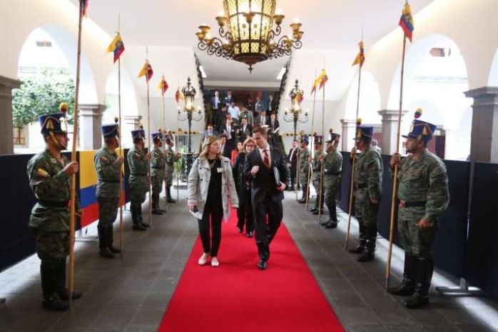 PREPARATIVOS. Varios preparativos se realizaron ayer en el Palacio de Carondelet. El funcionario llega procedente de Brasil. Foto: La Hora