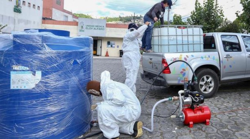 Las autoridades informaron que se han fabricado arcos de desinfección para mercados, uno de ellos se encuentra instalado en San Roque, en el centro de Quito. Y en los próximos días se espera que empiece a operar una máquina para la sanitización de calles y veredas. Foto Twitter Otto Sonnenholzner