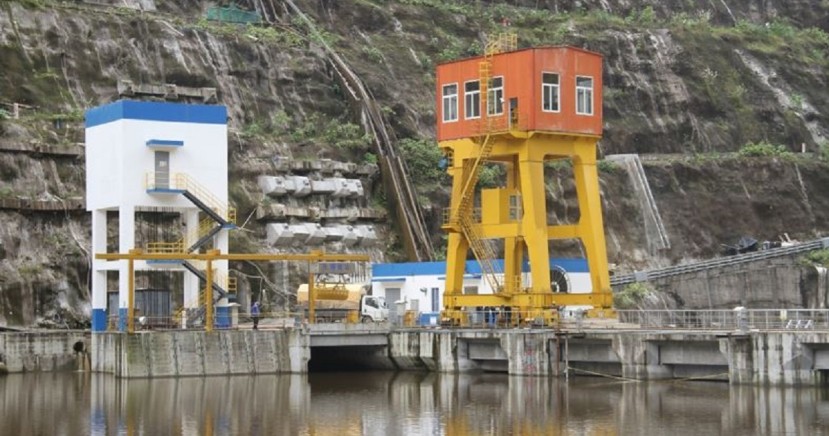 La central Delsitanisagua, de 180 MW (Megavatios) de potencia, utiliza las aguas del río Zamora para la generación de energía limpia / Foto: cortesía CELEC