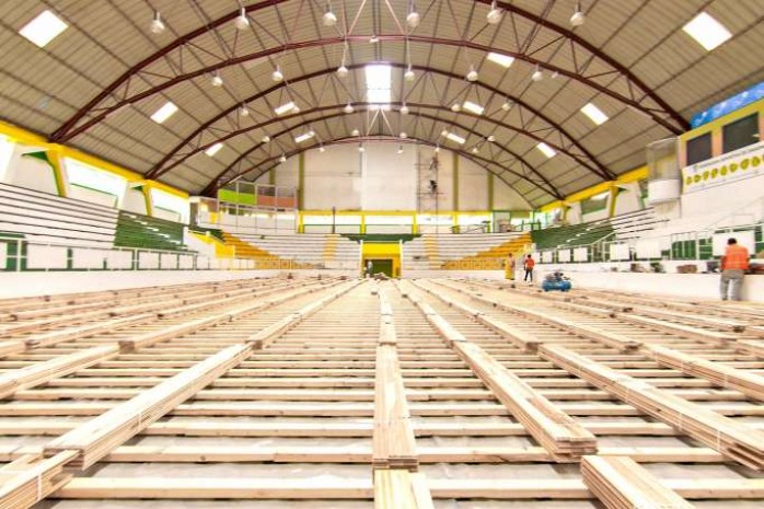 Los obreros realizan la colocación del piso del coliseo. Foto: La Hora