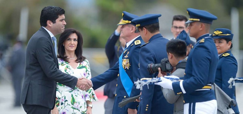 El comandante de la FAE, Mauricio Campuzano, saluda al vicepresidente Otto Sonnenholzner en la ceremonia.  Foto: El Telégrafo