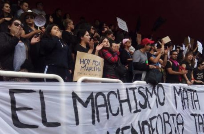 En Quito, la marcha convocada por activistas y personas en redes sociales con la etiqueta #TodasSomosMartha se congregó en la Tribuna de la av. De los Shyris y se trasladó a la Fiscalía. Foto: El Comercio