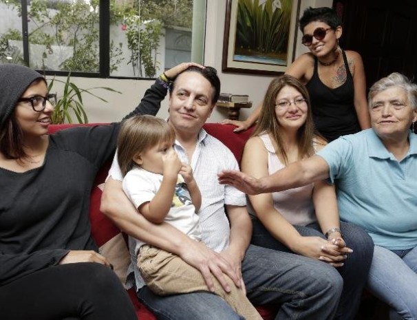 En familia. Con su esposa, madre y sus hijos. Un caso contradictorio con el de Julian Assange, a quien Ecuador asiló en aras de la libre información. Foto: La República de Perú En familia. Con su esposa, madre y sus hijos. Un caso contradictorio con el de Julian Assange, a quien Ecuador asiló en aras de la libre información. Foto: La República de Perú