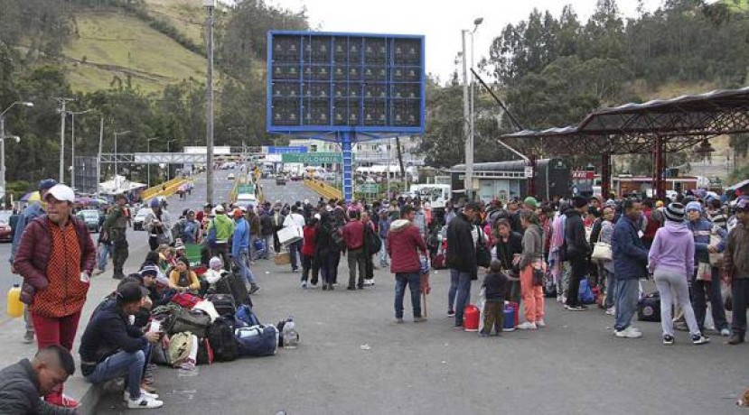 En el puente de Rumichaca se da servicios de orientación migratoria a ciudadanos que llegan de Venezuela. Foto:  El Comercio