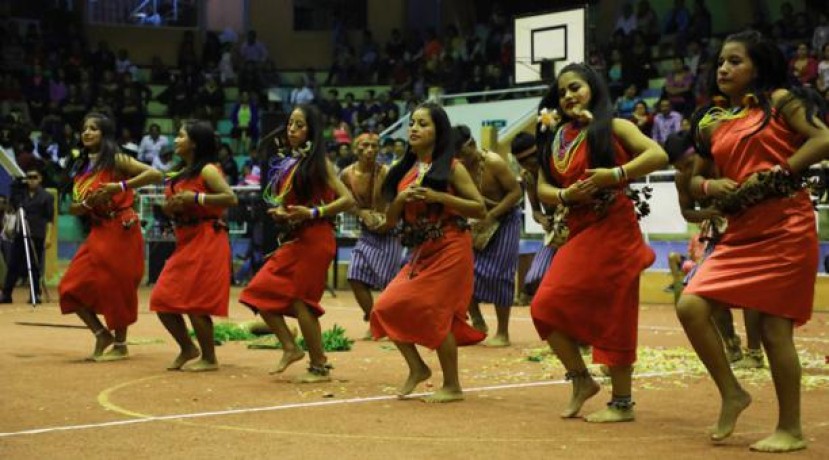 Como complemento al festival del canto hubo un encuentro de danzas folclóricas de las distintas etnias del Ecuador. Foto: El Comercio
