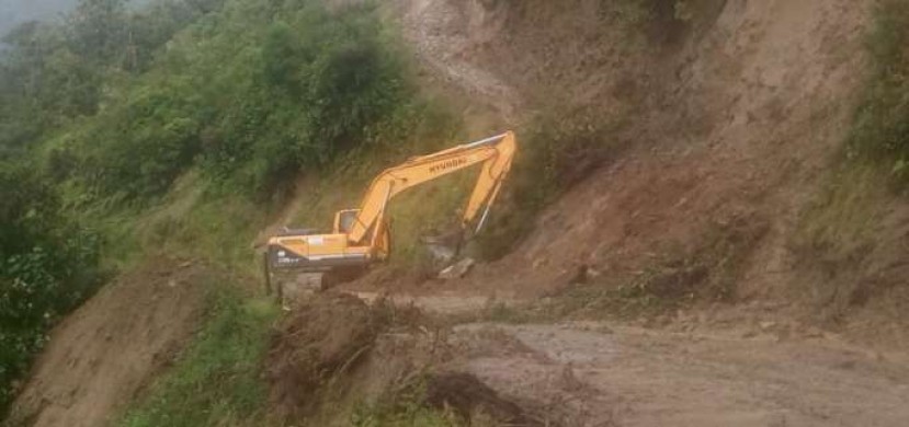 Trabajos. Maquinaria de Obras Públicas y de los municipios están en la zona. Foto: La Hora Trabajos. Maquinaria de Obras Públicas y de los municipios están en la zona. Foto: La Hora