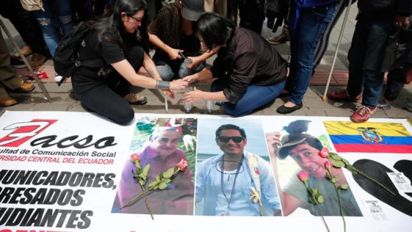 Familiares y amigos protestan hoy, viernes 13 de abril de 2018, tras confirmarse el asesinato del equipo periodístico del diario El Comercio secuestrado el pasado 26 de marzo en la frontera con Colombia, en Quito (Ecuador). Estamos de luto, dijo el gobernante ecuatoriano, Lenín Moreno, al confirmar el asesinado del periodista Javier Ortega (36 años), del fotógrafo Paúl Rivas (45 años) y del conductor Efraín Segarra (60 años). Foto: La República Familiares y amigos protestan hoy, viernes 13 de abril de 2018, tras confirmarse el asesinato del equipo periodístico del diario El Comercio secuestrado el pasado 26 de marzo en la frontera con Colombia, en Quito (Ecuador). Estamos de luto, dijo el gobernante ecuatoriano, Lenín Moreno, al confirmar el asesinado del periodista Javier Ortega (36 años), del fotógrafo Paúl Rivas (45 años) y del conductor Efraín Segarra (60 años). Foto: La República
