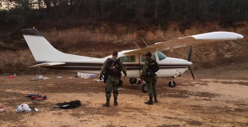 Fue detenido el piloto de la narcoavioneta, de nacionalidad mexicana, y se decomisaron tres vehículos que estaban en el lugar  / Foto: cortesía