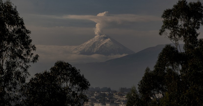 La actividad del Cotopaxi se incrementó desde finales de octubre, cuando comenzó a emitir gases y vapor de agua, acompañados de ceniza / Foto: EFE
