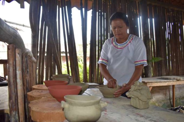 Arte. Las mujeres son las encargadas de dar forma al barro y de elaborar las vasijas. Foto: La Hora Arte. Las mujeres son las encargadas de dar forma al barro y de elaborar las vasijas. Foto: La Hora