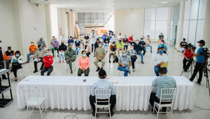  El 13 de mayo de 2020 se reunió el COE cantonal de Lago Agrio bajo las normas de distanciamiento social. - Foto: Cortesía Municipio de Lago Agrio