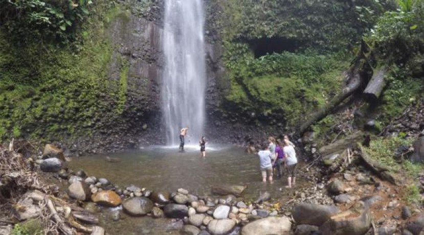 Los turistas extranjeros visitan las cascadas de la comunidad Shamasunchi. Foto: El Comercio