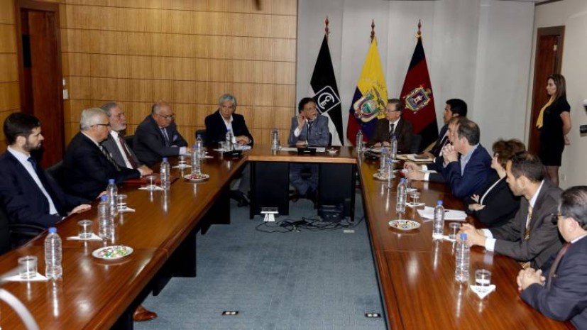 Pablo Celi recibió el aporte del Foro de Economistas para la auditoría de la deuda pública. Foto: Expreso