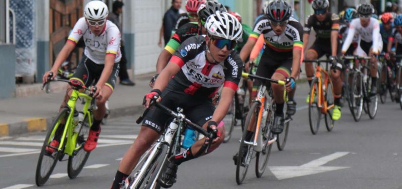 Bryan Hernández, junto al resto de sus compañeros del Team Best PC de las categorías juvenil y prejuvenil, se preparan para competir en la Vuelta a Nariño-Colombia.