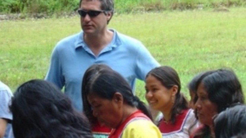 Steven Dozinger con los pobladores de la Amazonía