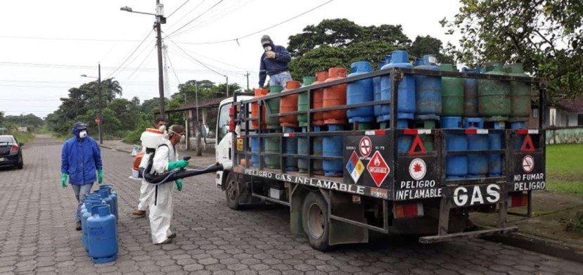 La prevención en las vías de acceso a las provincias es exhaustiva. Se desinfecta tanto a personas como vehículos. Foto: El Telégrafo