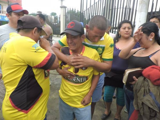 Familiares de Marcos Burgos Quimís mostraron desconsuelo por la muerte del hombre, el cual en Guayaquil se tomó selfies dentro y fuera del bus que luego se accidentó. Burgos fue uno de los trece fallecidos del suceso. Foto: El Universo