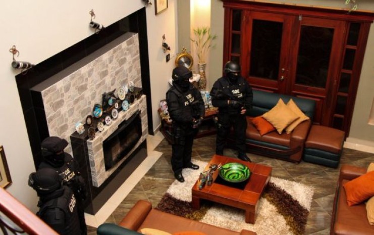 Personal policial del Grupo de Operaciones Especiales en uno de los allanamientos. Foto: Vistazo Personal policial del Grupo de Operaciones Especiales en uno de los allanamientos. Foto: Vistazo
