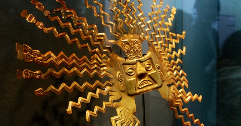 La pieza que da la bienvenida a los visitantes es el sol de oro de la cultura prehispánica Tolita, una máscara elaborada con ese preciado metal que representa al sol / Foto: EFE La pieza que da la bienvenida a los visitantes es el sol de oro de la cultura prehispánica Tolita, una máscara elaborada con ese preciado metal que representa al sol / Foto: EFE
