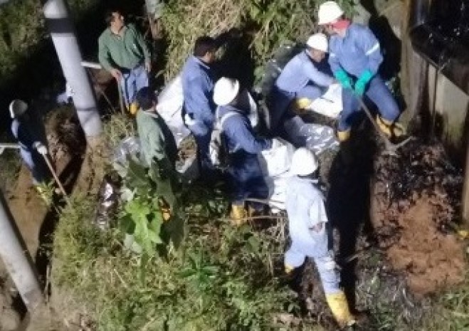 Las aguas del Río Blanco quedaron contaminadas por el derrame. Foto: Ecuavisa