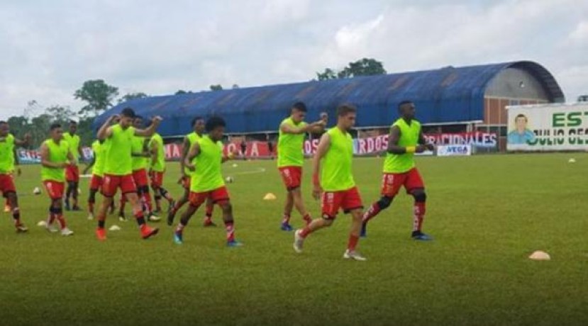 Jugadores de El Nacional en el estadio ulio César Vega, de Joya de los Sachas. Foto: El Comercio Jugadores de El Nacional en el estadio ulio César Vega, de Joya de los Sachas. Foto: El Comercio