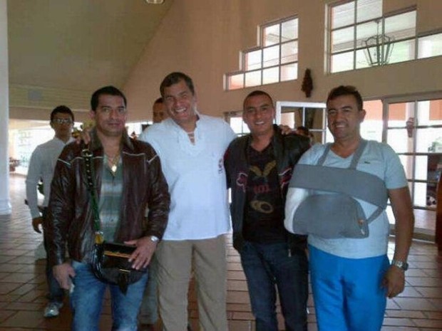 El presidente de Ecuador, Rafael Correa, con los vinculados al narcotráfico José Antonio Aguilar Orosco (izq.) y Edgar Fernando Sandoval Puga (extrema der.). Foto: Facebook Perfil de José Antonio Aguilar Orosco.