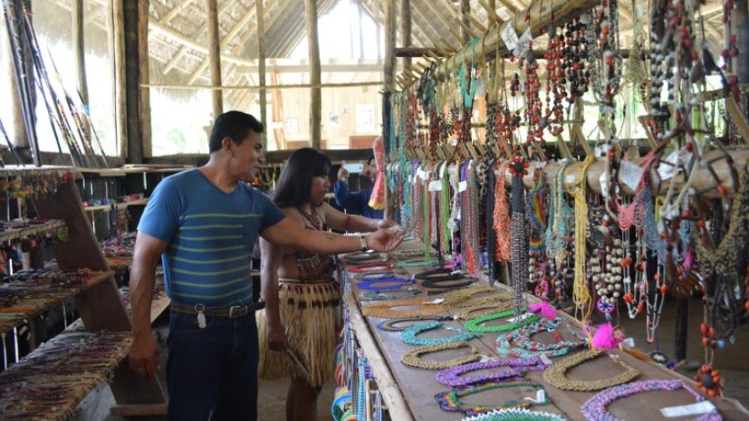 Manuel Anchundia es oriundo de Manabí y aprendió sobre las artesanías que realizan las féminas. Foto: Expreso