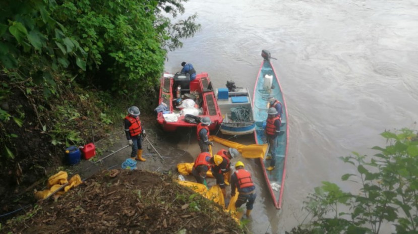  Personal de OCP realizó este 8 de abril una inspección en el río Coca para conocer los alcances de la ruptura del oleoducto. - Foto: OCP