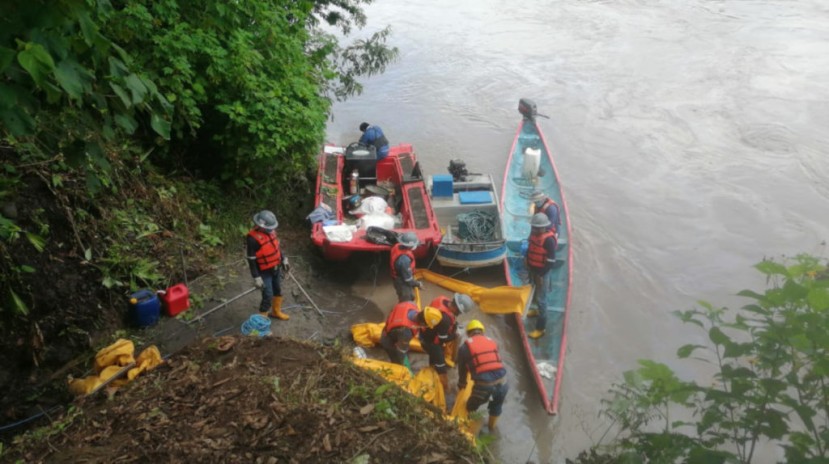 Personal de OCP realizó este 8 de abril una inspección en el río Coca para conocer los alcances de la ruptura del oleoducto. - Foto: OCP Personal de OCP realizó este 8 de abril una inspección en el río Coca para conocer los alcances de la ruptura del oleoducto. - Foto: OCP