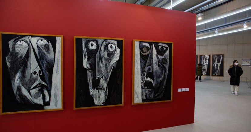 La poderosa pintura del ecuatoriano Oswaldo Guayasamín, uno de los artistas plásticos más importantes de Latinoamérica, se exhibe por primera vez en Corea del Sur en una exposición que acaba de inaugurarse en Seúl y que se prolongará hasta el 22 de enero. Foto: EFE La poderosa pintura del ecuatoriano Oswaldo Guayasamín, uno de los artistas plásticos más importantes de Latinoamérica, se exhibe por primera vez en Corea del Sur en una exposición que acaba de inaugurarse en Seúl y que se prolongará hasta el 22 de enero. Foto: EFE