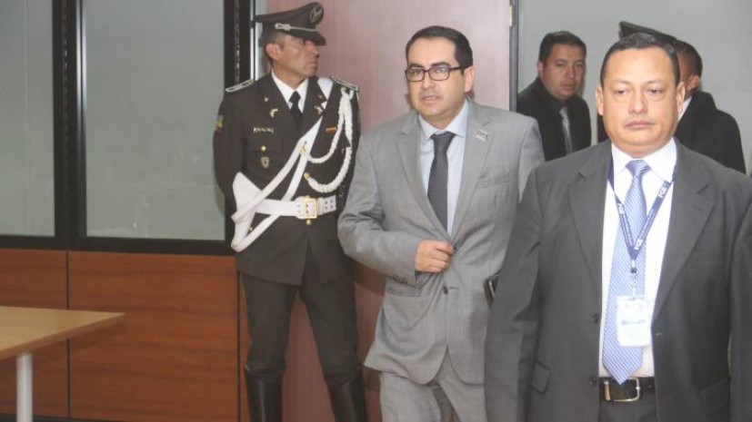 Diligencia. El fiscal Paúl Pérez interrogó ayer al exagente Raúl Chicaiza, que dio su testimonio anticipado. Foto: Expreso