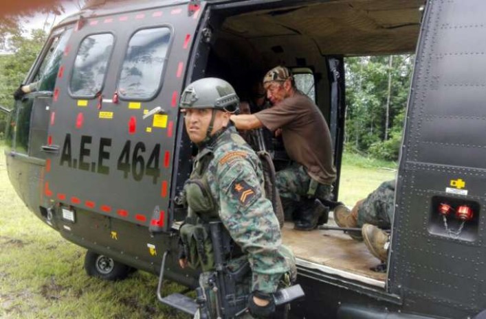 Los militares socorren a sus compañeros tras el hecho. Foto: La Hora Los militares socorren a sus compañeros tras el hecho. Foto: La Hora