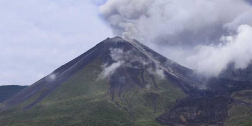Emisiones de ceniza a alturas mayores a 600 metros en volcán Reventador. Foto: Ecuavisa