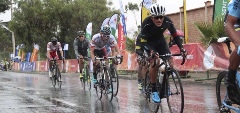 Jefferson Cepeda tuvo que hacer frente a la lluvia y a las malas condiciones del asfalto para ganar la carrera. Foto: El Telégrafo