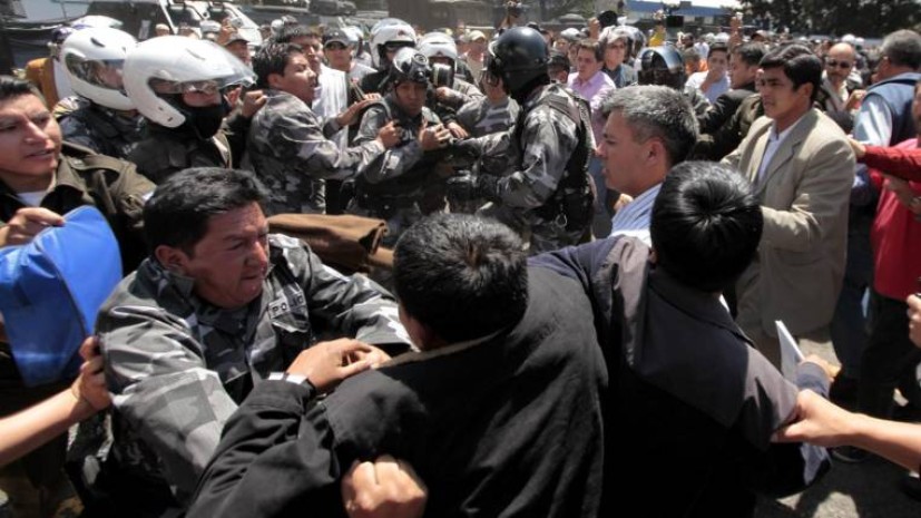 El 30 de septiembre de 2010, la Ley de Servicio Público motivó la protesta de policías que, según ellos, afectaba las reivindicaciones a las que tenían derecho. Este hecho provocó el inicio de varios procesos judiciales contra policías y civiles, entre otros delitos, por intento de magnicidio. Foto: Expreso El 30 de septiembre de 2010, la Ley de Servicio Público motivó la protesta de policías que, según ellos, afectaba las reivindicaciones a las que tenían derecho. Este hecho provocó el inicio de varios procesos judiciales contra policías y civiles, entre otros delitos, por intento de magnicidio. Foto: Expreso