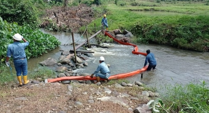 El 14 de abril se produjo un derrame de crudo en el estero Añangu, provincia de Orellana. Ocurrió por una fisura en la línea de conducción del pozo Payamino. / Foto: Cortesía Dirección Zonal 8 MAATE El 14 de abril se produjo un derrame de crudo en el estero Añangu, provincia de Orellana. Ocurrió por una fisura en la línea de conducción del pozo Payamino. / Foto: Cortesía Dirección Zonal 8 MAATE