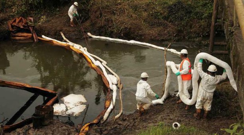 Los técnicos de Petroamazonas limpian el petróleo derramado en el sector de Dureno. Foto: Diego Pallero / EL COMERCIO  Este contenido ha sido publicado originalmente por Diario EL COMERCIO en la siguiente dirección: http://www.elcomercio.com/actualidad/sucumbios-derrame-crudo-agua-contaminacion.html. Si está pensando en hacer uso del mismo, por favor, cite la fuente y haga un enlace hacia la nota original de donde usted ha tomado este contenido. ElComercio.com