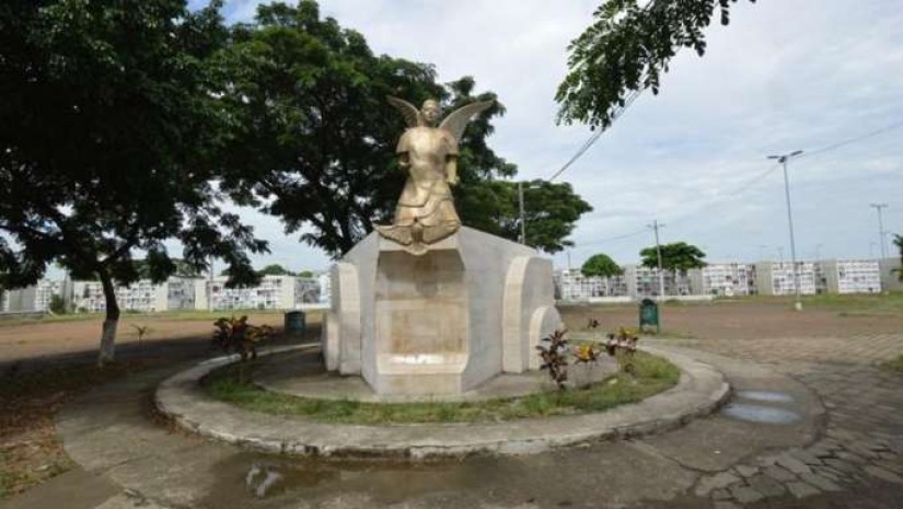 En el cementerio Ángel María Canales, del Suburbio de Guayaquil, se construyen bóvedas en tierra. Foto: La Hora