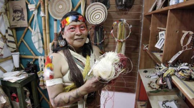 Manuela Omari Ima utiliza fibras de palma para la elaboración de las artesanías que vende en la tienda Waponi. Foto: El Comercio