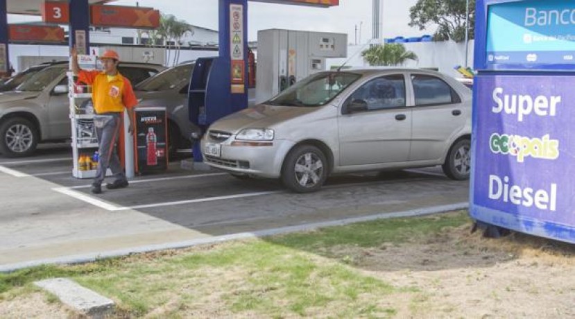En este mes de mayo, en las terminales de despacho, el galón de súper costará USD 2,31. Foto: EL COMERCIO 