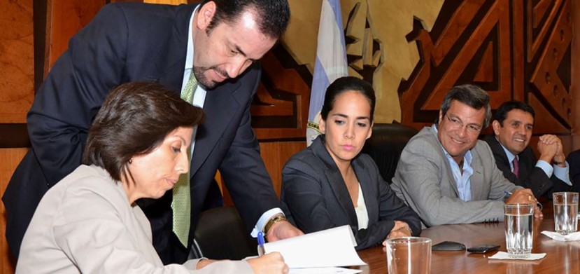 En 2013, María de los Ángeles D. (izq), Viviana B (derecha). y Walter S. firmaron un acuerdo por el dragado del río Guayas. Ahora los tres son indagados. Foto: El Telégrafo En 2013, María de los Ángeles D. (izq), Viviana B (derecha). y Walter S. firmaron un acuerdo por el dragado del río Guayas. Ahora los tres son indagados. Foto: El Telégrafo