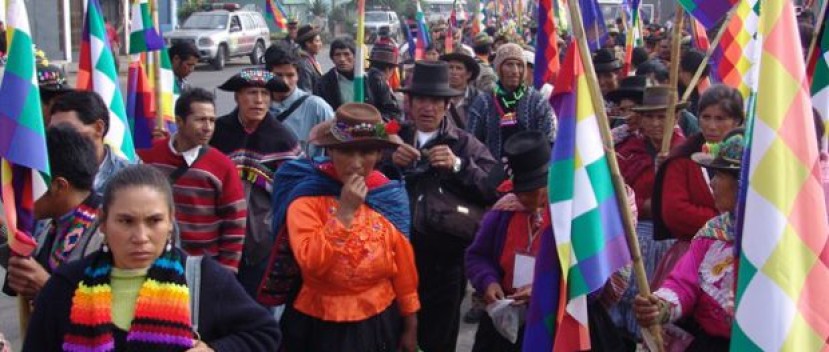 Un grupo de indigenas del Ecuador marchan en contra de reformas gubernamentales del Gobierno de Rafael Correa. Foto: La República